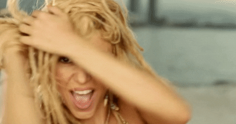 Shakira dança balançando os cabelos