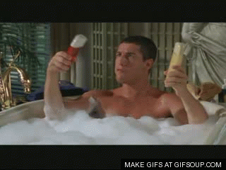 Homem brinca com shampoos dentro de uma banheira