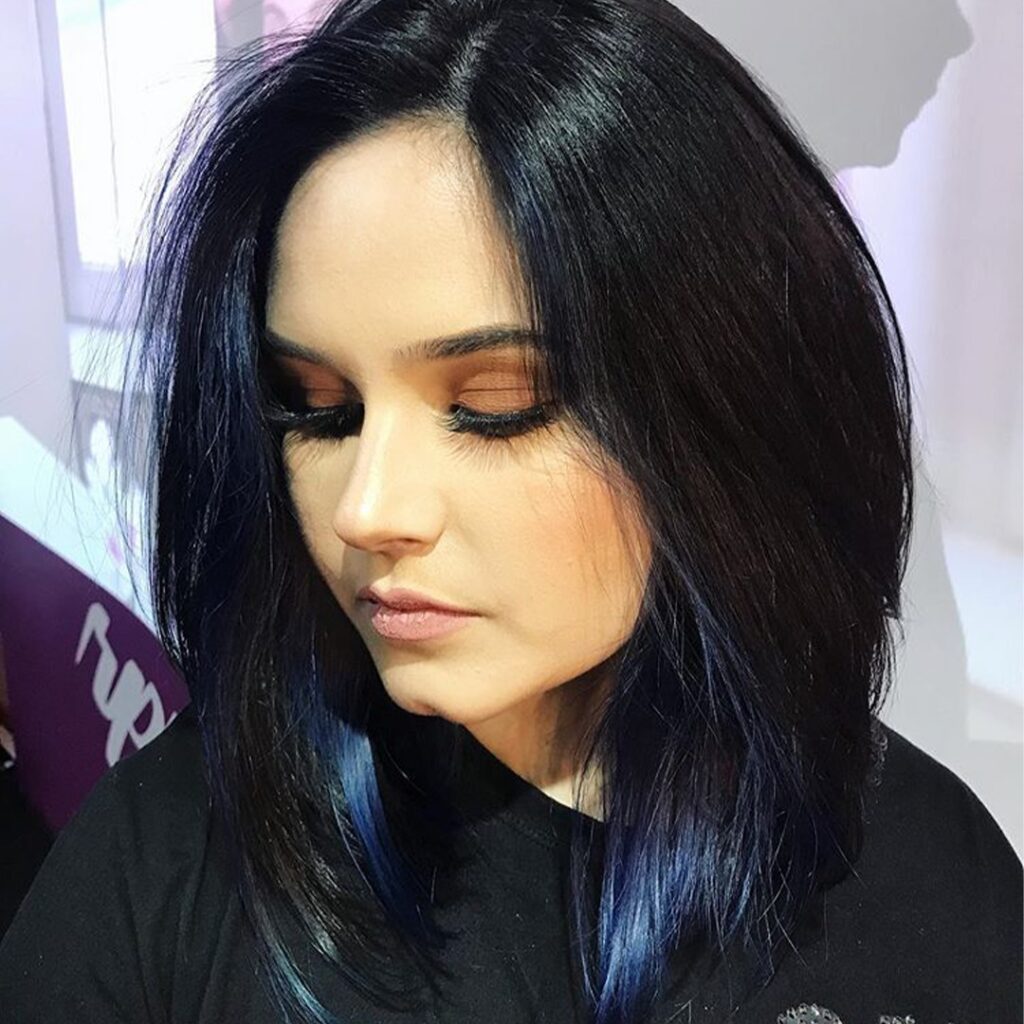 Azul, violeta e cinza são as principais direções de tom do cabelo preto