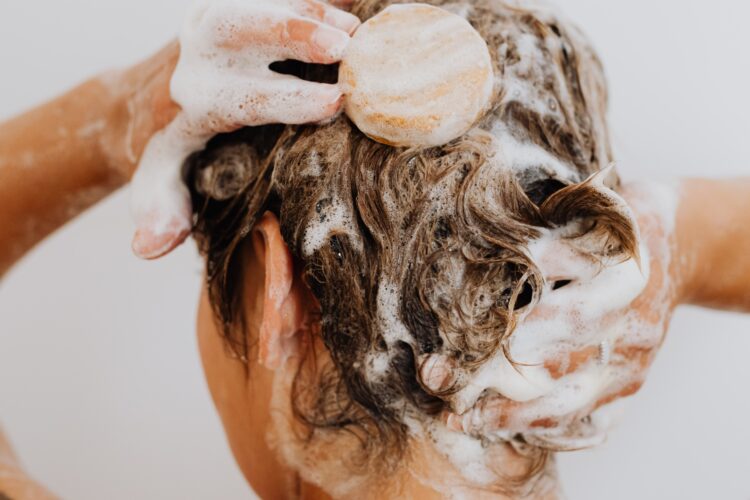 Não cometa erros ao lavar os cabelos
